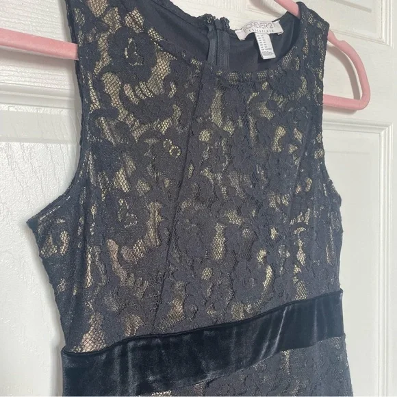 ⭐️(Xs) forever 21| black lace dress with gold lining - Picture 3 of 4